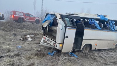 Malatya'da işçi servisi devrildi: 17 yaralı