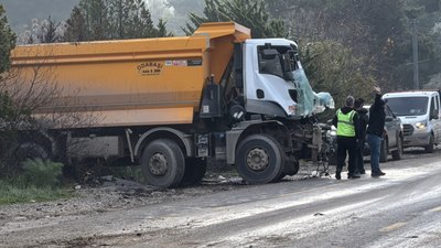 Muğla'da iki hafriyat kamyonu çarpıştı: 1 ağır yaralı