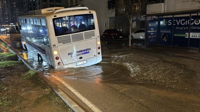 Adana'da su borusu patladı, otobüs çukura düştü