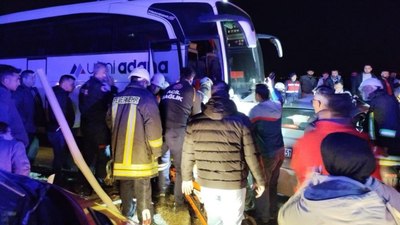 Adana'da otomobil ile otobüs çarpıştı: 2 yaralı