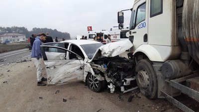 Bolu'da kaza yapan otomobil tıra çarptı: 2 yaralı