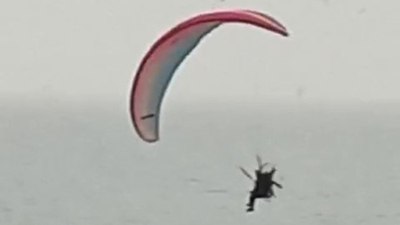 Düzce'de dalgakıranın üzerine düşen paramotorun pilotu yaralandı