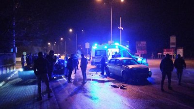 Bursa'da ambulansa yol vermek isteyen 2 araç çarpıştı: 4 kişi yaralandı