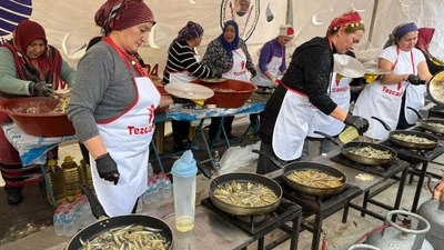 Bodrum’da hamsi festivali: 3 ton hamsi dağıtıldı