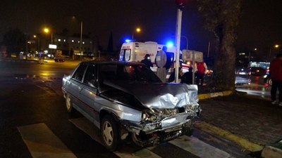 Antalya'da hurdaya dönen araçlardan burunları bile kanamadan çıktılar