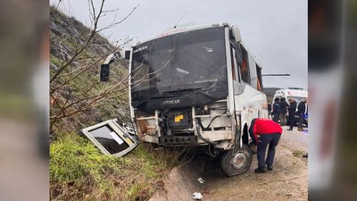 Balıkesir'de işçi midibüsü kaza yaptı