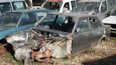 Antalya’da lüks araçlar otoparklarda çürüyor