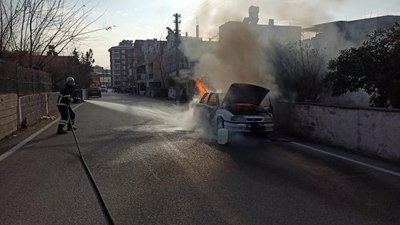 Hatay'da seyir halindeki otomobilden alevler yükseldi