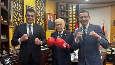 MHP Genel Başkanı Devlet Bahçeli boks eldiveniyle poz verdi