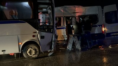 Manisa'da iki işçi servisinin çarpıştığı kazada çok sayıda yaralı