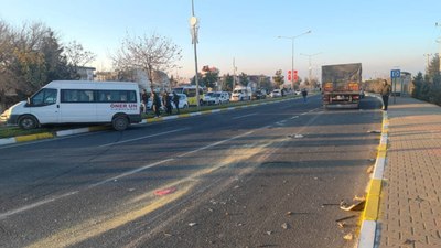 Mardin'de tır ile işçi servisi çarpıştı