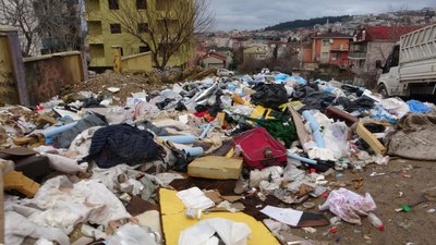 İstanbul Üsküdar'da mahalleli moloz ve çöp yığınlarına isyan etti