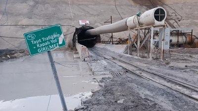 Baraj tünelinde işçi, vagon altında kaldı