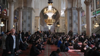 Emevi Camii'nde restorasyon öncesi son cuma namazı