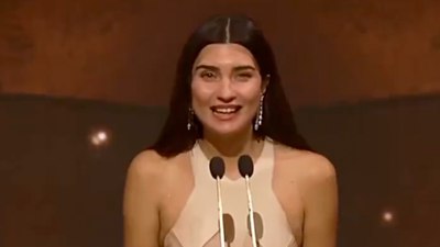 Tuba Büyüküstün'ün, Joy Awards ödül töreninde Arapça konuşması büyük alkış aldı