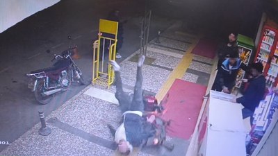 Antalya'da kaldırımda kavga eden grubun arasına motosikletle daldı