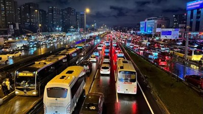 İstanbul'da metrobüs kontrolden çıktı, 4 otomobile çarparak durdu