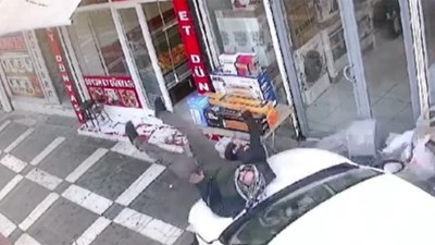 Şanlıurfa'da kaza yaparak savrulan otomobilin çarptığı baba ve oğlu yaralandı