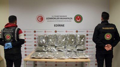 Edirne'de 2 tırda 21 kilo uyuşturucu ve 24 tabanca ele geçirildi