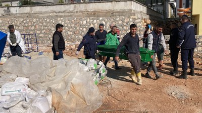 Mersin'de 8'nci kattan düşen işçi hayatını kaybetti