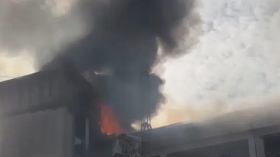 Sultanbeyli'de tekstil atölyesinde yangın: Alev alev yandı