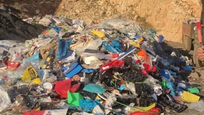 Mardin'de DEM'li Artuklu Belediyesi kaçak çöp dökerken suçüstü yakalandı