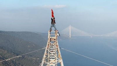 İstanbul'da 150 metre yükseğe tırmanan sporcu Türk bayrağı açtı