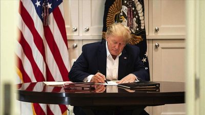 Donald Trump, transların orduya katılmasını engelleyen kararnameyi imzaladı