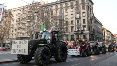 İtalya'da çiftçiler, Milano kent merkezinde protesto düzenledi