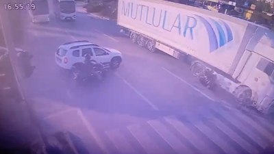 Antalya'da motosiklet sürücüsü kırmızı ışıkta geçen tıra çarptı