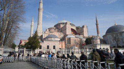 Güzel havayı fırsat bilenler Ayasofya Camii'ne akın etti