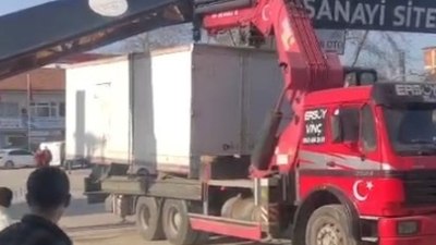 Samsun'da konteyner taşıyan vinç sanayi nizamiyesine takıldı