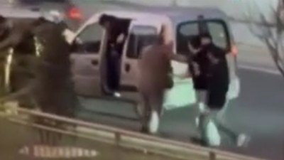 İstanbul Küçükçekmece'de yol verme tartışması tekme tokatlı kavgaya dönüştü