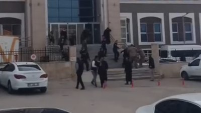 Şanlıurfa'da husumetli aileler adliye önünde kavga etti: 16 yaralı