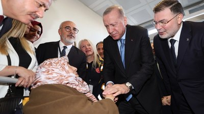 Cumhurbaşkanı Erdoğan, 102 yaşındaki Gülsüm Sakallı ile bir araya geldi