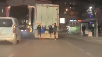 Gaziantep'te 4 çocuk kamyona asılarak yolculuk yaptı