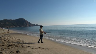Alanya'da sıcaklık 20 derecenin üzerine çıktı: Plajlar doldu