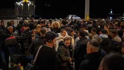 Santorini Adası'ndan büyük kaçış: Geceden beri limanda yoğunluk sürüyor