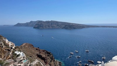 Ege'deki sismik hareketlilik nedeniyle yaklaşık 9 bin kişi Santorini Adası'nı terk etti