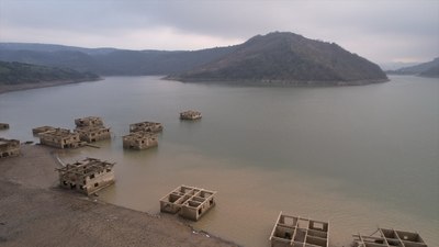 Zonguldak'ta Kızılcapınar Barajı'nda suyun azalmasıyla köy ortaya çıktı