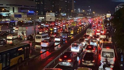 İstanbul'da kar yağışı başladı: Sabah saatlerinde trafik yoğunluğu yaşanıyor