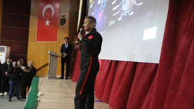 Türkiye'nin ilk astronotu Alper Gezeravcı öğrencilerle buluştu