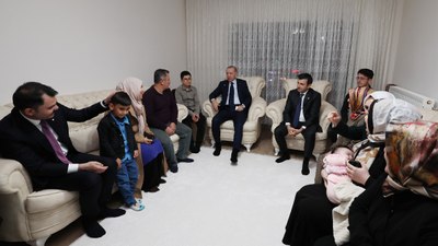 Cumhurbaşkanı Erdoğan'dan Adıyaman'da depremzede bir aileye ziyaret