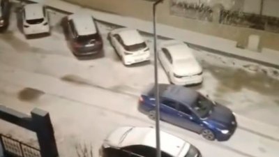 İstanbul'da karlı yolda kayan polis aracı otomobile çarptı