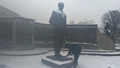 Kayseri'de Atatürk Anıtı'nın üzerindeki karları temizledi