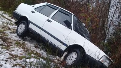Kastamonu'da şarampole düşen aracı ağaçlar tuttu
