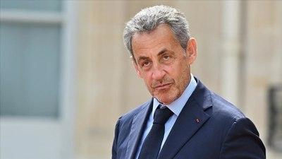 Nicolas Sarkozy'ye kelepçe vuruldu