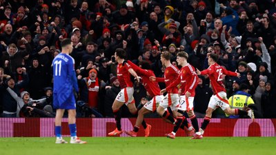 Manchester United, Leicester City'yi son anlarda eledi