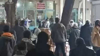 Şanlıurfa'da kahvehanede sandalyeler havada uçuştu