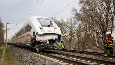 Almanya’da yolcu treni tırla çarpıştı: 1 ölü, 25 yaralı